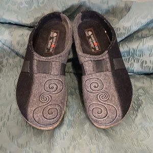 Comfortable pure wool clogs